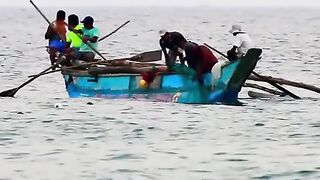 Традиционная рыбалка на пляже Хиккадува лодки сети и неторопливая жизнь у океана