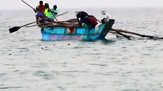 Традиционная рыбалка на пляже Хиккадува лодки сети и неторопливая жизнь у океана