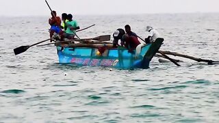 Традиционная рыбалка на пляже Хиккадува лодки сети и неторопливая жизнь у океана