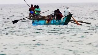 Традиционная рыбалка на пляже Хиккадува лодки сети и неторопливая жизнь у океана