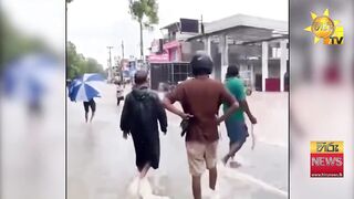 Стихия стихла рыбалка на шоссе жители выходят ловить рыбу прямо с дороги