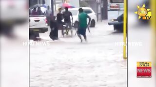 Стихия стихла рыбалка на шоссе жители выходят ловить рыбу прямо с дороги