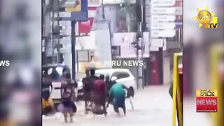 Стихия стихла рыбалка на шоссе жители выходят ловить рыбу прямо с дороги