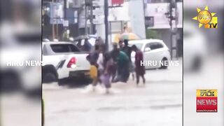 Стихия стихла рыбалка на шоссе жители выходят ловить рыбу прямо с дороги