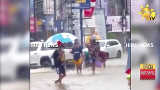 Стихия стихла рыбалка на шоссе жители выходят ловить рыбу прямо с дороги