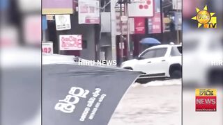 Стихия стихла рыбалка на шоссе жители выходят ловить рыбу прямо с дороги