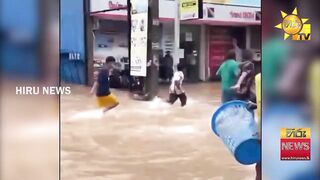 Стихия стихла рыбалка на шоссе жители выходят ловить рыбу прямо с дороги