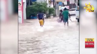 Стихия стихла рыбалка на шоссе жители выходят ловить рыбу прямо с дороги