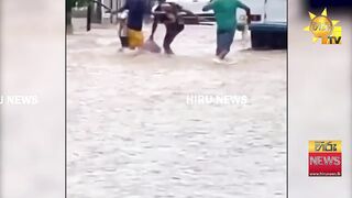 Стихия стихла рыбалка на шоссе жители выходят ловить рыбу прямо с дороги