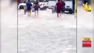 Стихия стихла рыбалка на шоссе жители выходят ловить рыбу прямо с дороги