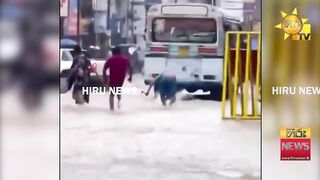 Стихия стихла рыбалка на шоссе жители выходят ловить рыбу прямо с дороги