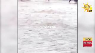 Стихия стихла рыбалка на шоссе жители выходят ловить рыбу прямо с дороги