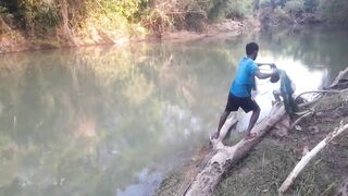 Ловля крупного rohu в реке Kirindi Oya традиционная рыбалка сетью на Шри-Ланке