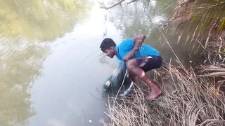 Ловля крупного rohu в реке Kirindi Oya традиционная рыбалка сетью на Шри-Ланке