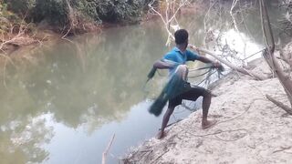 Ловля крупного rohu в реке Kirindi Oya традиционная рыбалка сетью на Шри-Ланке