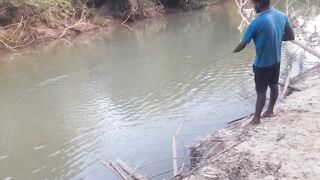 Ловля крупного rohu в реке Kirindi Oya традиционная рыбалка сетью на Шри-Ланке