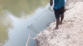 Ловля крупного rohu в реке Kirindi Oya традиционная рыбалка сетью на Шри-Ланке