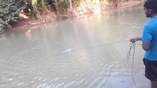 Ловля крупного rohu в реке Kirindi Oya традиционная рыбалка сетью на Шри-Ланке