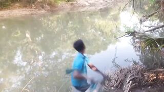 Ловля крупного rohu в реке Kirindi Oya традиционная рыбалка сетью на Шри-Ланке