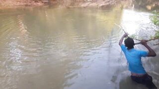 Ловля крупного rohu в реке Kirindi Oya традиционная рыбалка сетью на Шри-Ланке