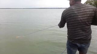 Крупная рыба рвёт сети озёрная рыбалка на Шри-Ланке охота за ctala и rohu