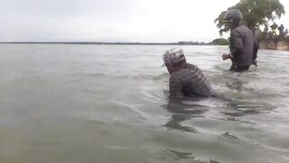 Крупная рыба рвёт сети озёрная рыбалка на Шри-Ланке охота за ctala и rohu