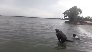 Крупная рыба рвёт сети озёрная рыбалка на Шри-Ланке охота за ctala и rohu