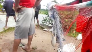 Крупная рыба рвёт сети озёрная рыбалка на Шри-Ланке охота за ctala и rohu