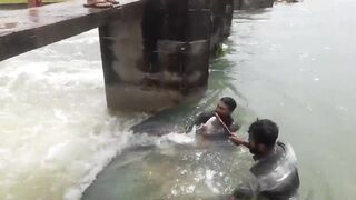 Крупная рыба рвёт сети озёрная рыбалка на Шри-Ланке охота за ctala и rohu