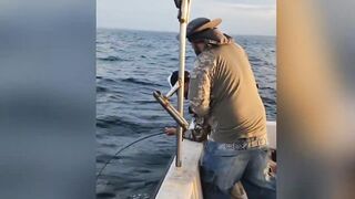 GT ломает два спиннинга морская рыбалка на Шри-Ланке и жёсткая схватка в Хиккадуве