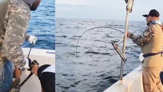 GT ломает два спиннинга морская рыбалка на Шри-Ланке и жёсткая схватка в Хиккадуве