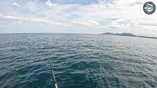 Diamond trevally рвёт снасть - джиг с тайской лодки у побережья Khao Lak Thailand