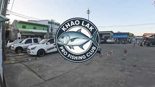 GT и queenfish атакуют приманки целый день морской рыбалки у побережья Khao Lak Thailand
