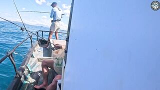 GT и queenfish атакуют приманки целый день морской рыбалки у побережья Khao Lak Thailand