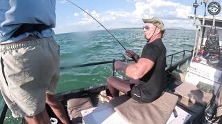 GT и queenfish атакуют приманки целый день морской рыбалки у побережья Khao Lak Thailand