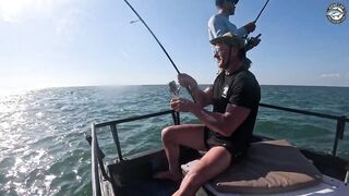 GT и queenfish атакуют приманки целый день морской рыбалки у побережья Khao Lak Thailand