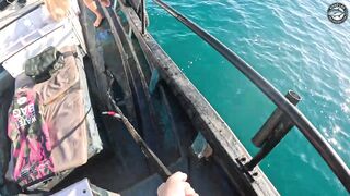 GT и queenfish атакуют приманки целый день морской рыбалки у побережья Khao Lak Thailand