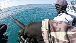 GT и queenfish атакуют приманки целый день морской рыбалки у побережья Khao Lak Thailand