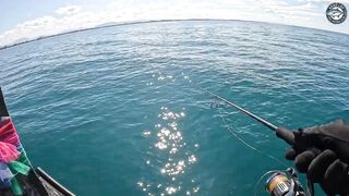 GT и queenfish атакуют приманки целый день морской рыбалки у побережья Khao Lak Thailand