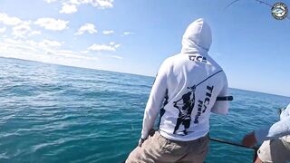 GT и queenfish атакуют приманки целый день морской рыбалки у побережья Khao Lak Thailand