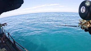 GT и queenfish атакуют приманки целый день морской рыбалки у побережья Khao Lak Thailand