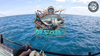 Diamond trevally тянет шнур, спиннинг гнётся дугой у берегов Khao Lak Thailand