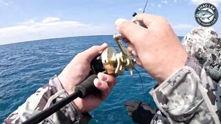 Diamond trevally тянет шнур, спиннинг гнётся дугой у берегов Khao Lak Thailand