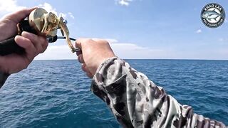 Diamond trevally тянет шнур, спиннинг гнётся дугой у берегов Khao Lak Thailand