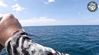 Diamond trevally тянет шнур, спиннинг гнётся дугой у берегов Khao Lak Thailand