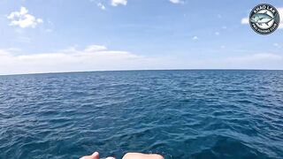 Diamond trevally тянет шнур, спиннинг гнётся дугой у берегов Khao Lak Thailand