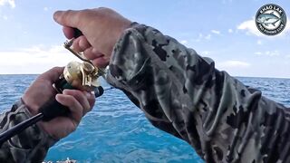 Diamond trevally тянет шнур, спиннинг гнётся дугой у берегов Khao Lak Thailand