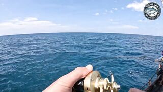 Diamond trevally тянет шнур, спиннинг гнётся дугой у берегов Khao Lak Thailand