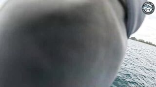 Крупная queenfish тащит леску тяжёлая работа фрикциона и восторг спиннингиста