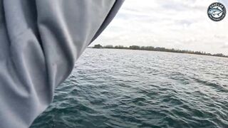 Крупная queenfish тащит леску тяжёлая работа фрикциона и восторг спиннингиста